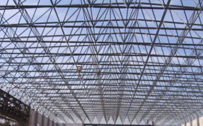 曲麻莱钢结构厂房屋面板及保温层安装