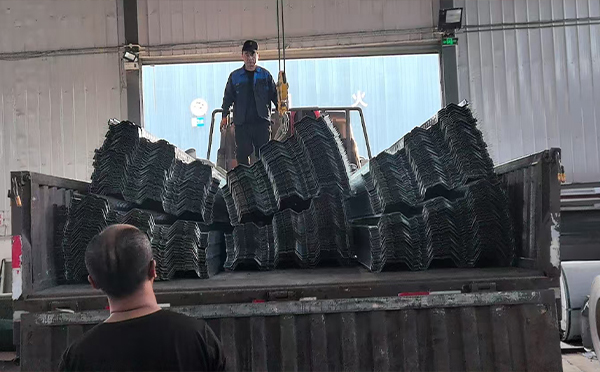 曲麻莱楼承板安装前准备:钢筋桁架曲麻莱楼承板施工要点 楼承板安装前准备:钢筋桁架曲麻莱楼承板施工要点